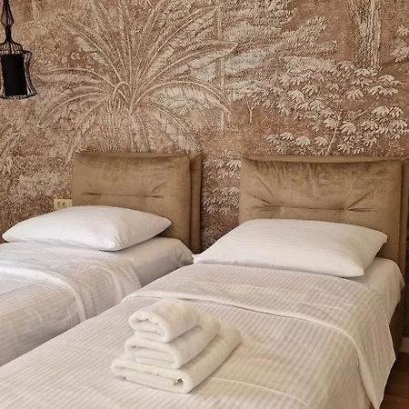 Luxury Nobile With Private Parking Apartman *
