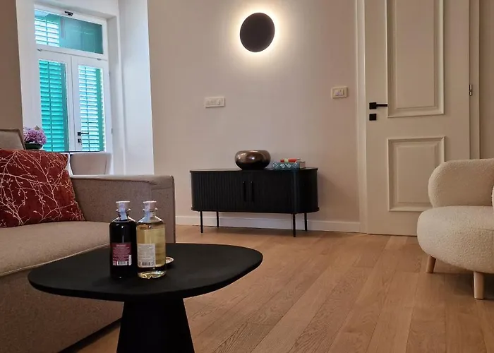 Nobile With Private Parking Apartment *