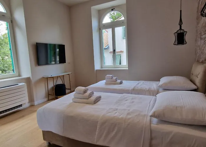 Nobile With Private Parking Apartment